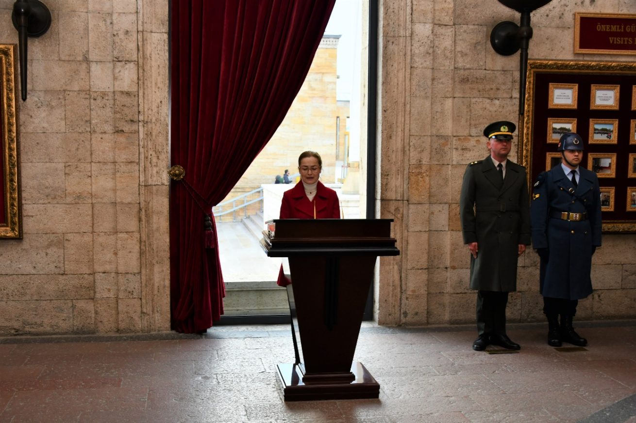 17 Şubat 2024 MÜKAD 3. Dönem Yönetim Kurulu Başkanı Şebnem Özkal Anıtkabir Defterine Yazısını Yazıp İmzaladı